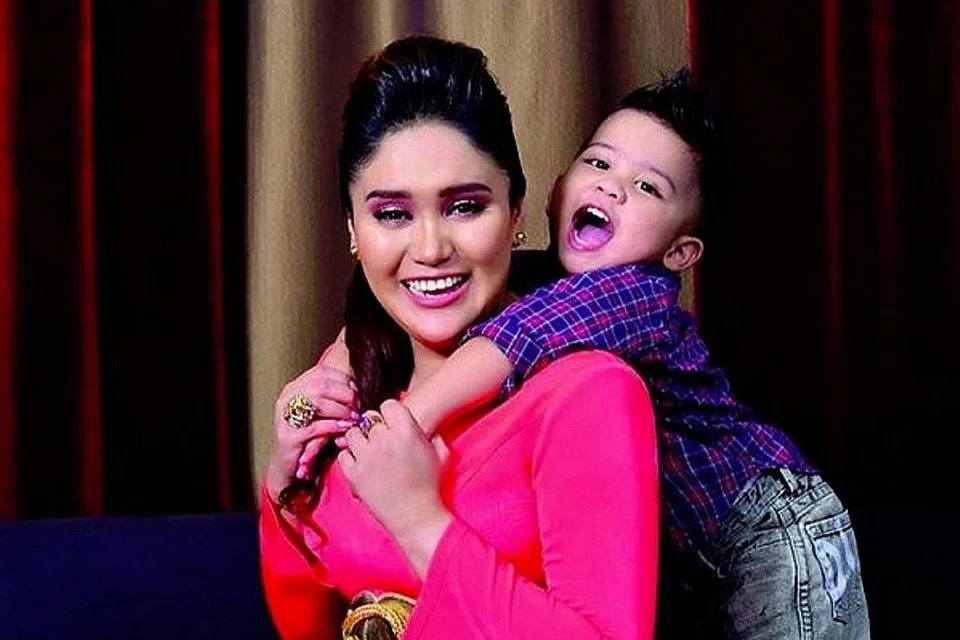 INGIN TENANGKAN HATI: Azharina Azhar belum bersedia mengambil anak angkat baru kerana masih terkenangkan anak angkat yang meninggal, Rizqie Azharin. Bersamanya ialah seorang lagi anak angkat, Rahmat Azharin Azhar Abdullah. - Foto MYARTIS