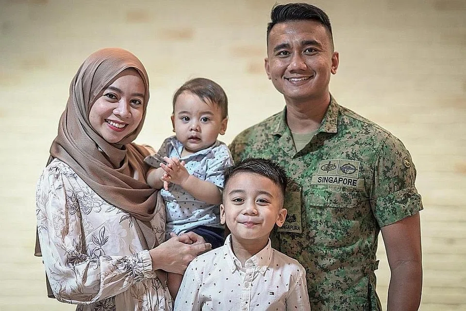 KELUARGA BERI SOKONGAN: Mejar Mohamed Firdaus bersama isterinya, Cik Latifah Abdul Aziz, dan anak-anaknya, Muhammad Ihsan Mohamed Firdaus, dan Muhammad Izz Haqq Mohamed Firdaus (didukung).