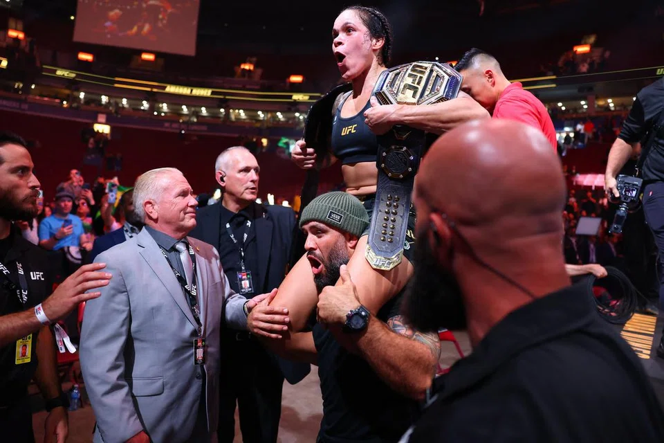BERSARA SEBAGAI JUARA: Amanda Nunes meraikan kemenangan selepas perlawanan terakhirnya menewaskan Irene Aldana.