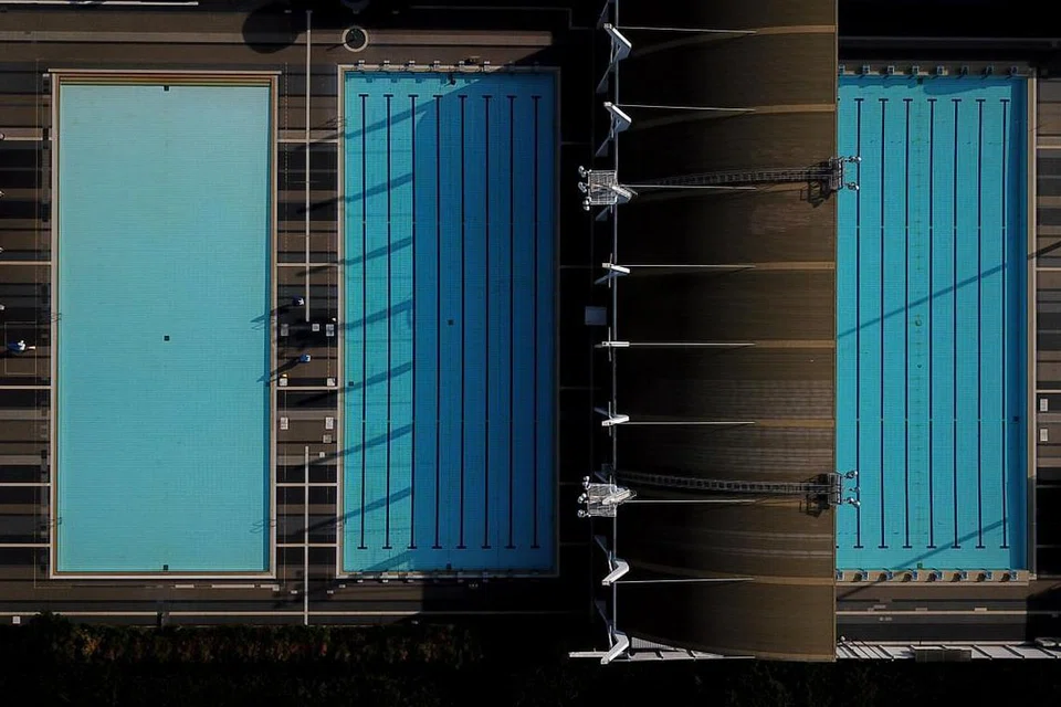 CABARAN BESAR: Kosong dan sepi. Kolam renang di Kompleks Renang Toa Payoh pada 5 Mei. - Foto fail