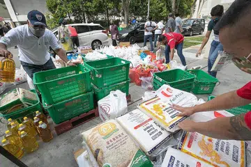 MEMBERI TIDAK MEMBAWA KEPADA KEKURANGAN: Orang ramai menyumbang semasa kempen memandu lalu sambil menghantar derma makanan kering kepada Bank Makanan Jamiyah, yang simpanan makanannya bagi golongan memerlukan berkurangan disebabkan permintaan tinggi di tengah-tengah pandemik Covid-19. Bersedekah dan berinfaq tidak akan menyebabkan harta seseorang itu berkurangan, sebaliknya ia dapat memperkayakan hati, membersihkan harta, memanjangkan usia serta melancarkan rezeki yang dikurniakan Tuhan - Foto fail