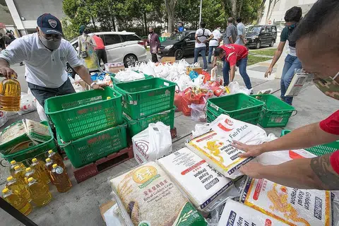 MEMBERI TIDAK MEMBAWA KEPADA KEKURANGAN: Orang ramai menyumbang semasa kempen memandu lalu sambil menghantar derma makanan kering kepada Bank Makanan Jamiyah, yang simpanan makanannya bagi golongan memerlukan berkurangan disebabkan permintaan tinggi di tengah-tengah pandemik Covid-19. Bersedekah dan berinfaq tidak akan menyebabkan harta seseorang itu berkurangan, sebaliknya ia dapat memperkayakan hati, membersihkan harta, memanjangkan usia serta melancarkan rezeki yang dikurniakan Tuhan - Foto fail
