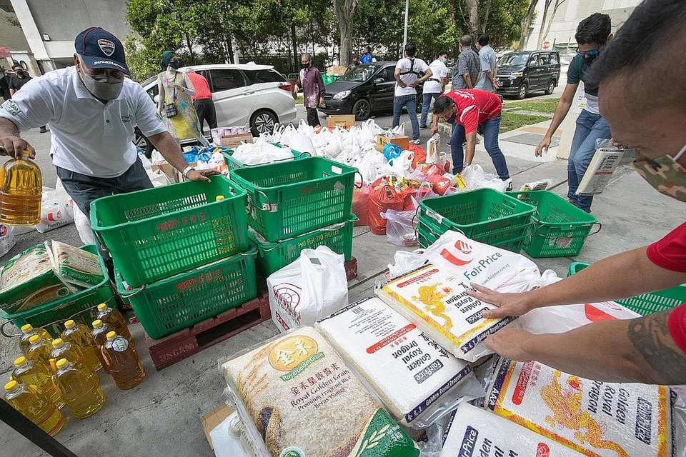 MEMBERI TIDAK MEMBAWA KEPADA KEKURANGAN: Orang ramai menyumbang semasa kempen memandu lalu sambil menghantar derma makanan kering kepada Bank Makanan Jamiyah, yang simpanan makanannya bagi golongan memerlukan berkurangan disebabkan permintaan tinggi di tengah-tengah pandemik Covid-19. Bersedekah dan berinfaq tidak akan menyebabkan harta seseorang itu berkurangan, sebaliknya ia dapat memperkayakan hati, membersihkan harta, memanjangkan usia serta melancarkan rezeki yang dikurniakan Tuhan - Foto fail
