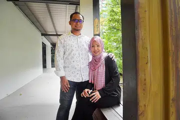 BERSYUKUR: Encik Imran dan Cik Faizah akan menerima $1,500 kerana menjaga anak berkeperluan khas. Ini adalah anak titipan mereka yang kedua. - Foto BM oleh ALPHONSUS CHERN