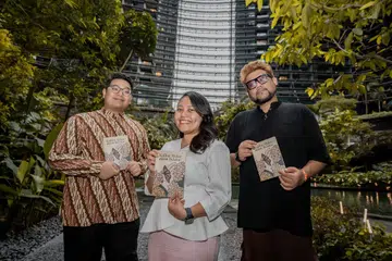 Pengasas bersama kolektif penulis muda Melayu Singapura, Meja Conteng, terdiri daripada (dari kiri) Fadhli Fadzil, Nur Aisyah Lyana Mohamed Satria dan Hidayat Nordin.  