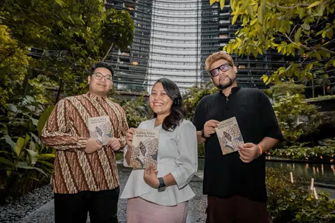 Pengasas bersama kolektif penulis muda Melayu Singapura, Meja Conteng, terdiri daripada (dari kiri) Fadhli Fadzil, Nur Aisyah Lyana Mohamed Satria dan Hidayat Nordin.  