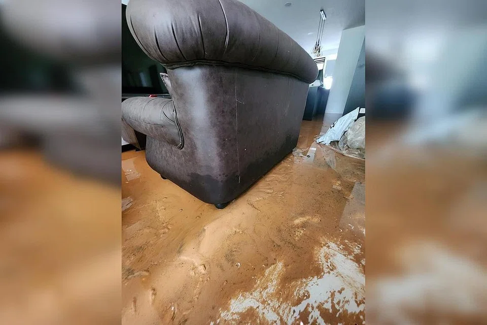 MENYEBABKAN KEROSAKAN: Air berlumpur yang membanjiri ruang rumah Cik Anita Mokhtar sekeluarga telah menyebabkan kerosakan terhadap beberapa perabot termasuk set sofa dan almari. - Foto-foto ANITA MOKHTAR 