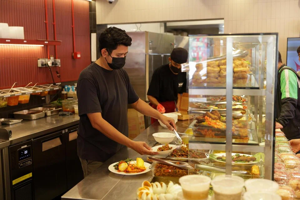 Walaupun menyajikan hidangan nasi padang tradisional, di Rumah Makan Minang penggunaan teknologi digital semakin memainkan peranan penting dalam operasi harian restoran itu.