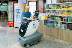KHIDMAT RUNCIT PINTAR: Mulai tahun depan, kakitangan di estet perindustrian JTC boleh membayar dan menerima makanan mereka melalui robot penghantaran makanan berautonomi yang dinamakan ‘Kopi’ ini. Ia sebagai sebahagian daripada perkhidmatan runcit pintar yang pertama seumpamanya.