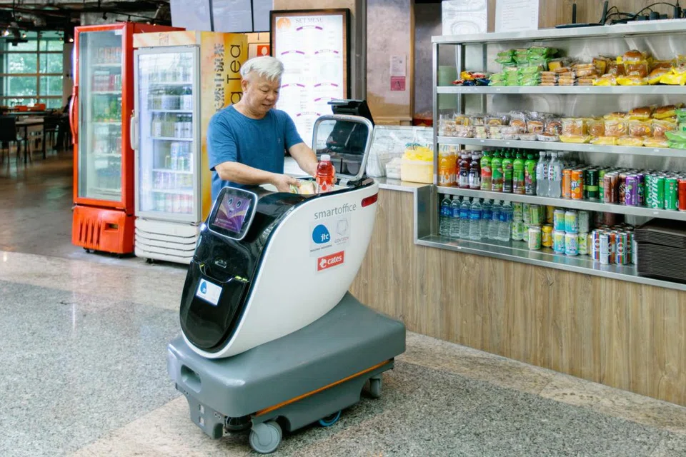 KHIDMAT RUNCIT PINTAR: Mulai tahun depan, kakitangan di estet perindustrian JTC boleh membayar dan menerima makanan mereka melalui robot penghantaran makanan berautonomi yang dinamakan ‘Kopi’ ini. Ia sebagai sebahagian daripada perkhidmatan runcit pintar yang pertama seumpamanya.