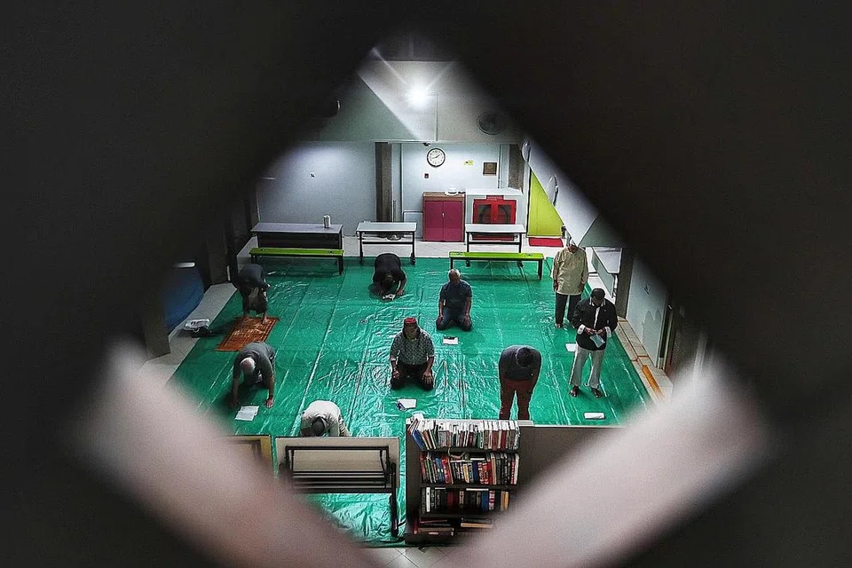 NORMA BARU: (Gambar atas) Meskipun ruang kecil dibuka buat masa tertentu di beberapa masjid bagi golongan seperti pemandu teksi dan kereta sewa peribadi sepanjang penutupan masjid, jemaah dinasihatkan untuk tidak solat berjemaah, jaga kebersihan, bawa sejadah dan telekung sendiri serta pastikan jarak yang selamat antara individu seperti di Masjid Darul Aman ini. - Foto BH oleh KELVIN CHNG