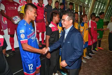 Encik Edwin Tong (kot biru) merupakan anggota penting dalam badan eksekutif FAS kerana pengalaman luas dalam sektor perundangan dan awam serta menjadi duta dalam mempromosikan bola sepak di Singapura, kata FAS.