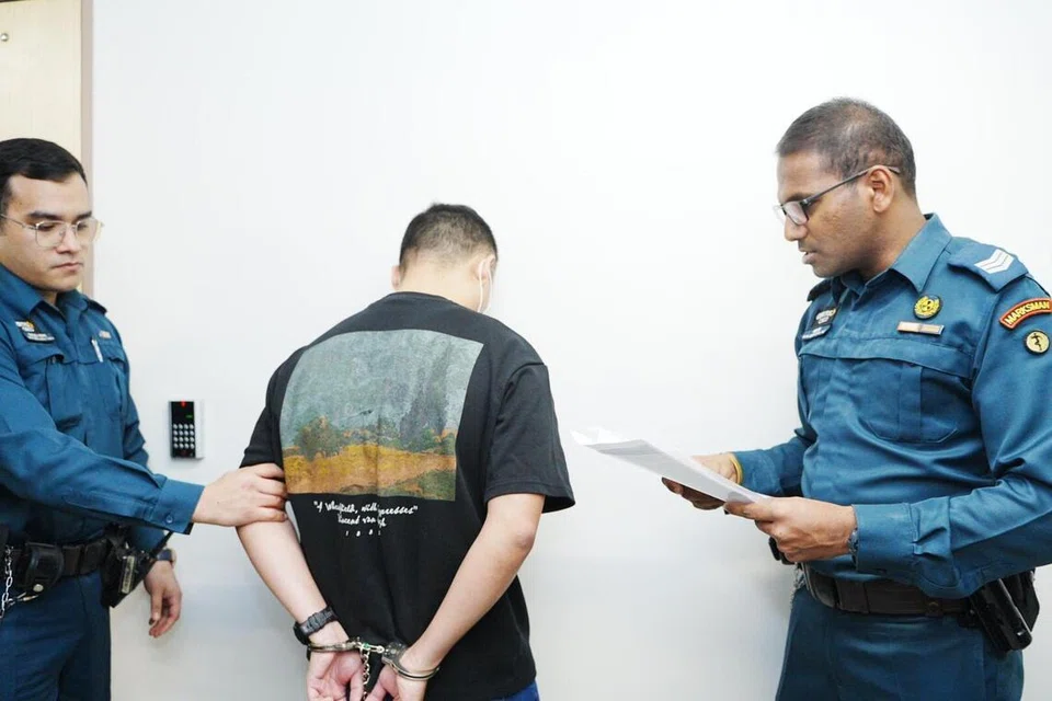 Selepas perbicaraan mahkamah, para pegawai pasukan Operasi Luar Penjara (PEO) akan menggari tahanan dan bertanyakan beberapa maklumat seperti nama penuh, nombor kad pengenalan dan sebarang masalah kesihatan. Ini demi memastikan para pegawai mengurus tahanan yang tepat. Para pegawai juga akan mengesahkan jenis hukuman yang diterima tahanan dan sama ada tahanan mahu membayar saman atau tidak.