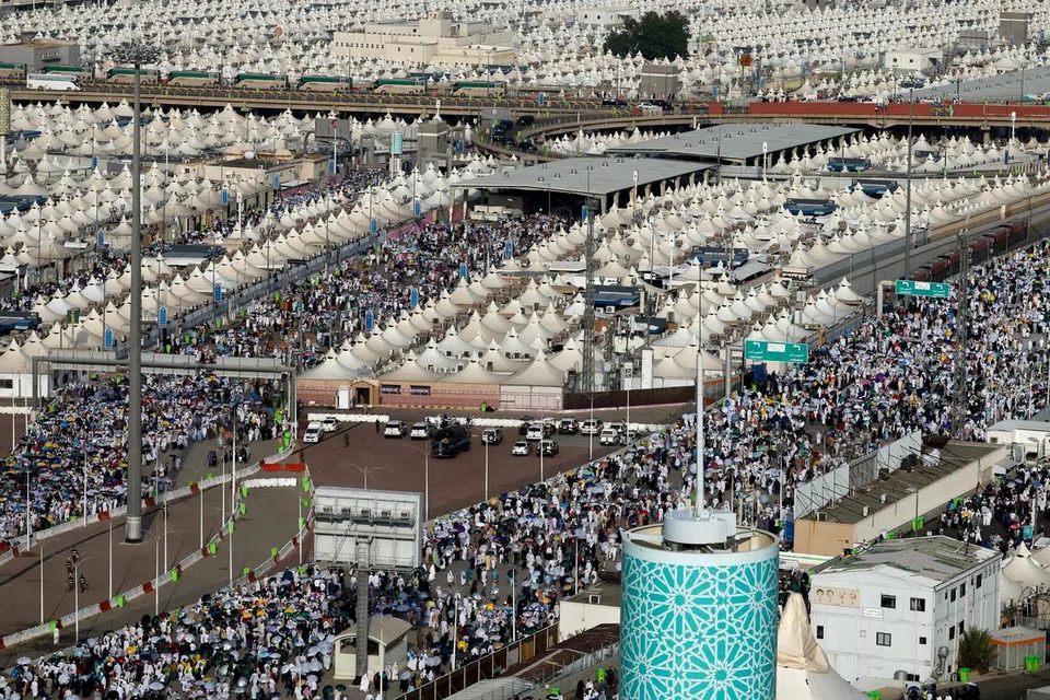 Pihak berkuasa Arab Saudi mencatatkan lebih 2,700 kes “keletihan haba” pada 16 Jun sahaja, menurut Kementerian Kesihatan Arab Saudi.