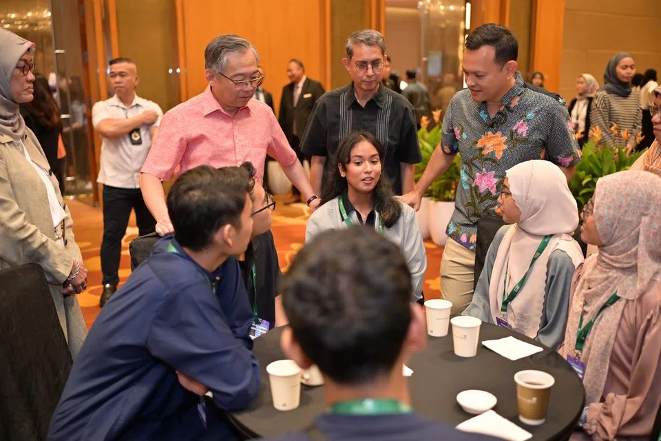 (Dari kiri) Ketua Pegawai Eksekutif Yayasan Mendaki, Cik Zuraidah Abdullah; Timbalan Perdana Menteri merangkap Menteri Perdagangan dan Perindustrian, Encik Gan Kim Yong; Pemangku Menteri yang Bertanggungjawab bagi Ehwal Masyarakat Islam dan Menteri Negara Kanan (Ehwal Dalam Negeri), Profesor Madya Dr Muhammad Faishal Ibrahim; serta Menteri Negara Kanan (Pertahanan merangkap Kemampanan dan Sekitaran), Encik Zaqy Mohamad, yang juga Pengerusi Yayasan Mendaki, berinteraksi bersama pemimpin belia di Persidangan Masyarakat Gemilang.