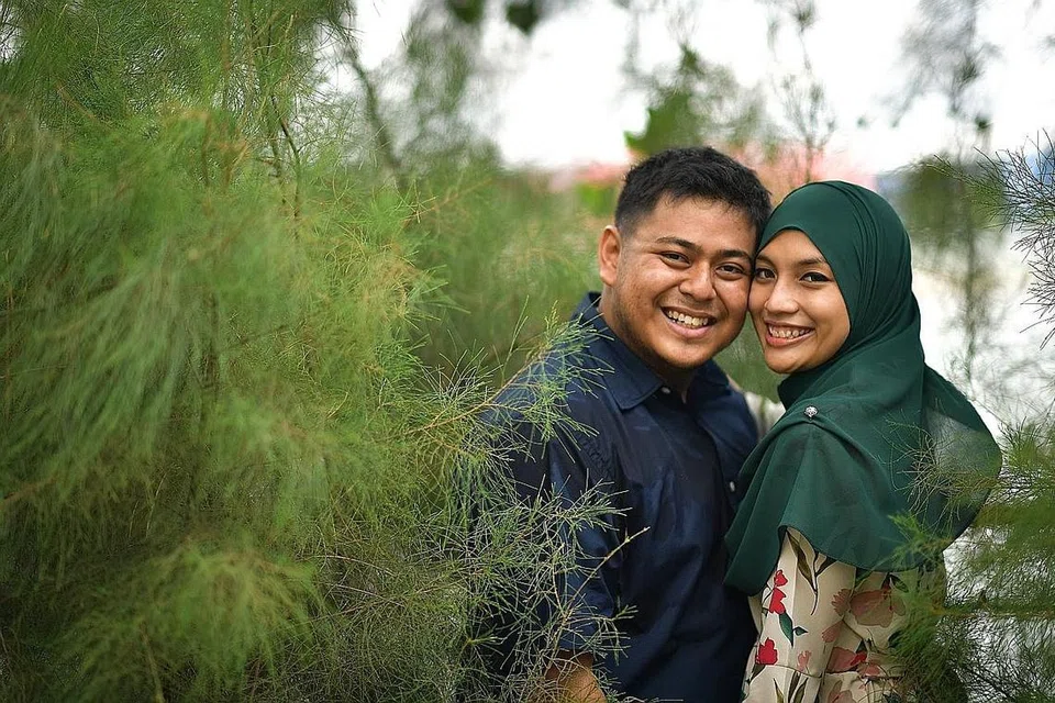 BERSAMAMU SELALU: Pasangan suami isteri Encik Lutfi Amali Tuliman dan Cik Nurul Fatin Abdul Mutalib berkata kursus persiapan rumah tangga serta program 'Bersamamu' yang mereka hadiri amat membantu dalam melangkah ke alam perkahwinan. - Foto BH oleh LIM YAOHUI