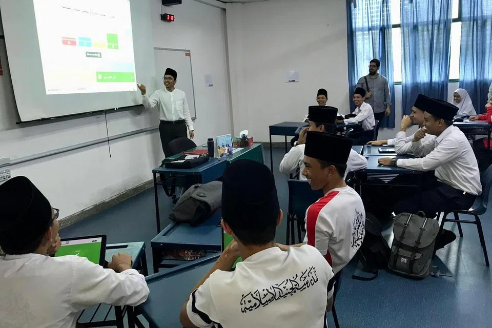 Ketua Jabatan Bahasa Arab, Ustaz Mohamad Nasrullah Refa’ie Mohamad Refa’ie (berdiri, depan) menggunakan pengalaman beliau dalam bidang pendidikan bahasa Arab untuk meningkatkan kemahiran berbahasa Arab pelajar di Madrasah Aljunied.