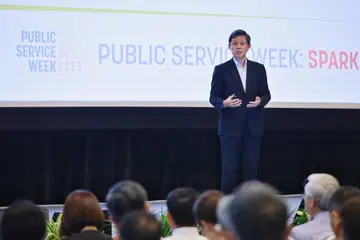 GALAS TUGAS DENGAN YAKIN: Menteri Bertanggungjawab bagi Perkhidmatan Awam merangkap Menteri Pendidikan, Encik Chan Chun Sing, menyampaikan ucapan semasa majlis pelancaran Minggu Perkhidmatan Awam 2023 di One Punggol pada Rabu.