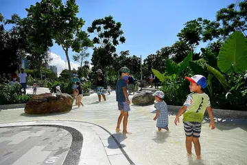 BANYAK PILIHAN: Terdapat banyak pilihan taman permainan dalam pelbagai bentuk tersedia secara percuma di Singapura seperti taman Coastal Playgrove di East Coast Park yang menawarkan tempat bagi kegiatan luar, sungai cetek sesuai bagi kanak-kanak bermain air dan pelbagai gelongsor di bekas tapak Big Splash. - Foto ST