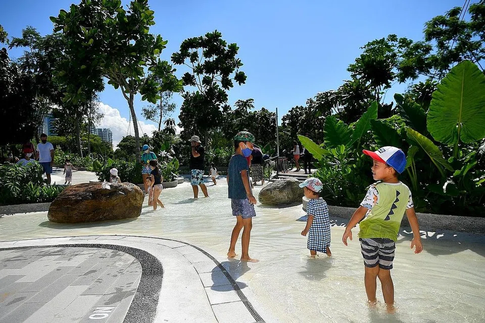 BANYAK PILIHAN: Terdapat banyak pilihan taman permainan dalam pelbagai bentuk tersedia secara percuma di Singapura seperti taman Coastal Playgrove di East Coast Park yang menawarkan tempat bagi kegiatan luar, sungai cetek sesuai bagi kanak-kanak bermain air dan pelbagai gelongsor di bekas tapak Big Splash. - Foto ST