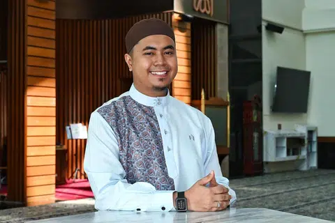Encik Muhammad Hafiyyan Abdul Rasid yang bermula sebagai seorang anggota dalam kumpulan sayap belia Masjid Al-Iman telah menyertai kelas Al-Quran dan mengambil kursus Diploma Pengajian Islam secara sambilan di Institut Pengajian Tinggi Al-Zuhri.