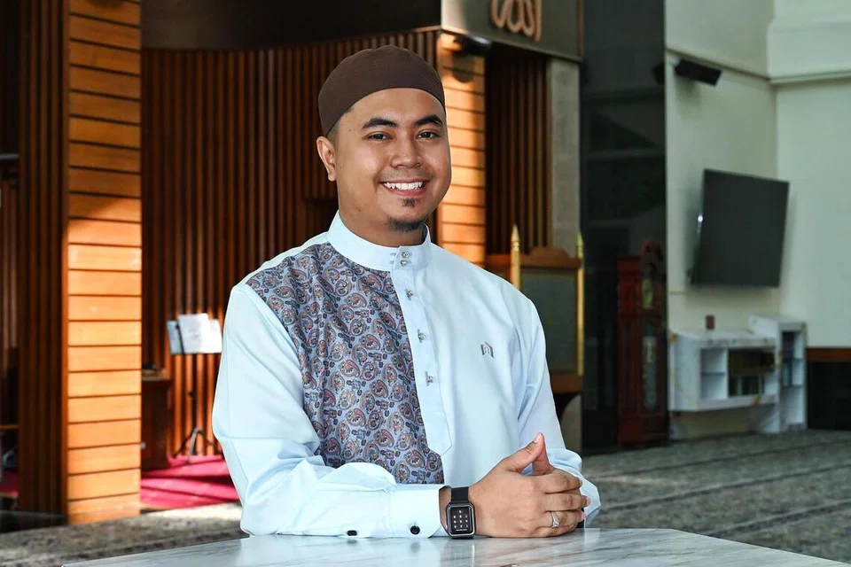 Encik Hafiyyan yang bermula sebagai seorang anggota dalam kumpulan sayap belia Masjid Al-Iman telah  menyertai kelas Al-Quran dan mengambil kursus Diploma Pengajian Islam secara sambilan di Institut Pengajian Tinggi Al-Zuhri.