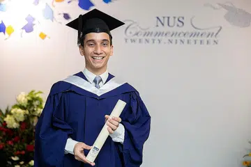 SEMANGAT WAJA: Dulu pernah hilang arah, Encik Loic (kanan) berjaya bangkit dengan semangat baru dan berjaya menggenggam ijazah Sarjana Muda dalam Pentadbiran Perniagaan (Pemasaran) dengan Kepujian Tertinggi. Beliau juga merupakan penerima Pingat dan Hadiah Emas Kelab Harvard kerana merupakan pelajar terbaik dalam kursus Strategi dan Dasar. - Foto NUS