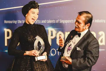 LAKONAN DARI HATI: Pelakon veteran, J.A. Halim (kanan dalam gambar kiri), membawa piala Pesta Perdana bagi kategori Pelakon Lelaki Terbaik dalam Watak Pembantu (Drama Khas/Antologi) manakala menantunya, Fizah Nizam, buat julung-julung kalinya menerima Anugerah Pelakon Wanita Terbaik dalam Watak Pembantu (Drama Bersiri). - Foto BH oleh KHIDHIR ASYRAF MAHBOB