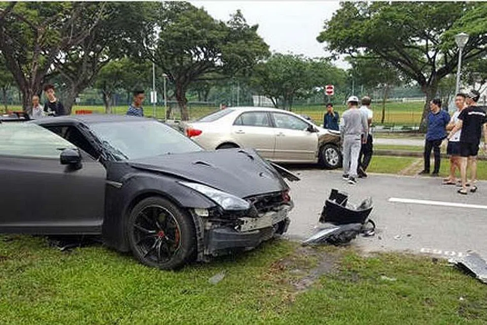 Kereta Nissan GTR (kiri) dipandu suspek merempuh sebuah kereta Toyota di tempat letak kereta di Stadium Road pada Saturday (27 Ogos). 