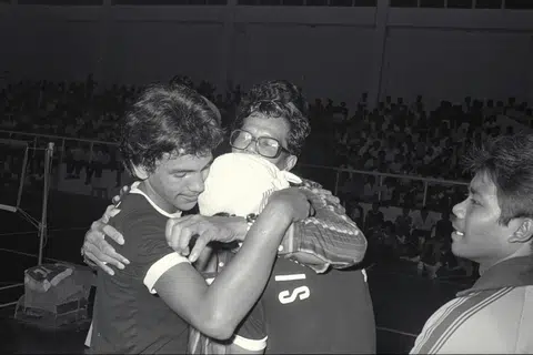 R. S. Selamat (berkaca mata), ketua jurulatih pasukan sepak takraw kebangsaan, memeluk para pemain muda pasukan sepak takraw Singapura (dari kiri) Shukor Shadik, Ahmad Tapri dan Rosli Tanjung - selepas pasukan itu menewaskan Malaysia untuk menjuarai Piala Ya’acob Mohamed di Kompleks Sukan Delta pada 27 Disember 1980.