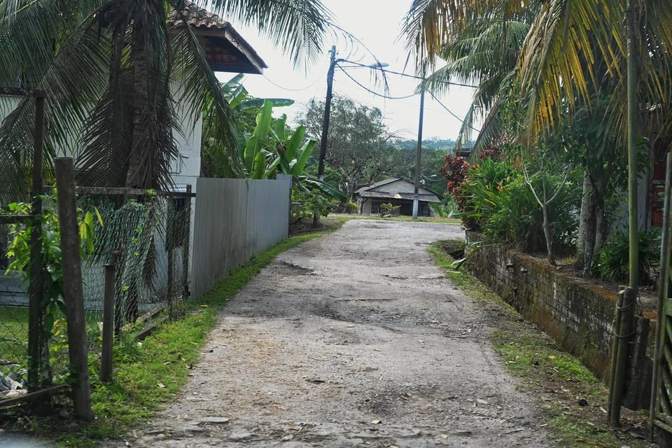 Jalan masuk ke kawasan persendirian yang menempatkan Madrasah Luqmanul Hakim yang terbiar dengan beberapa buah rumah dan sebuah surau untuk kegunaan penghuni di situ.