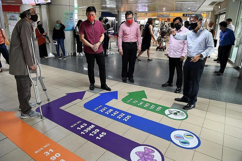 TIDAK KELIRU LAGI: (Dari kiri) Encik Rosli bersama Menteri Negara Kanan (Pengangkutan) Encik Chee Hong Tat dan ketua eksekutif Demensia Singapura, Encik Jason Foo semasa pelancaran inisiatif baru "Find Your Way" di Pusat Pertukaran Bas Toa Payoh semalam.- Foto BH oleh DESMOND FOO