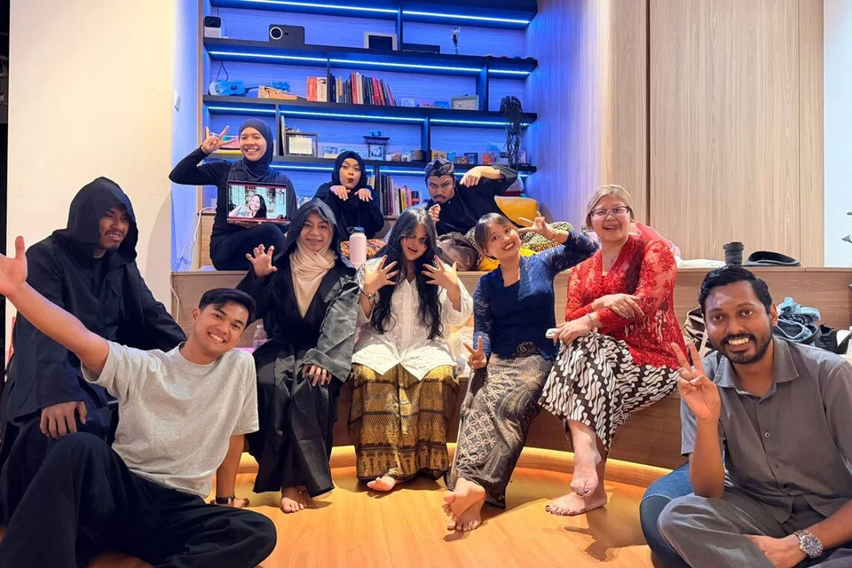 Anggota kolektif Rumah Rima bersama penasihatnya, Cik Nur Aisyah Lyana Mohamed Satria (dalam talian). 