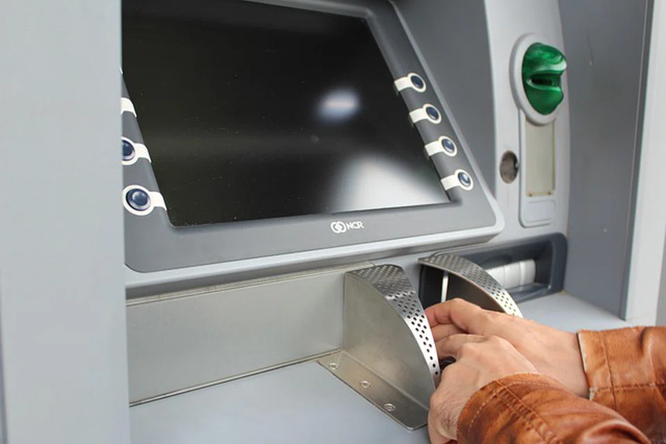 CURI MAKLUMAT KAD KREDIT: Ada yang akan menghampiri anda di mesin ATM untuk mencuri kad kredit anda dengan alat penyiring kad.