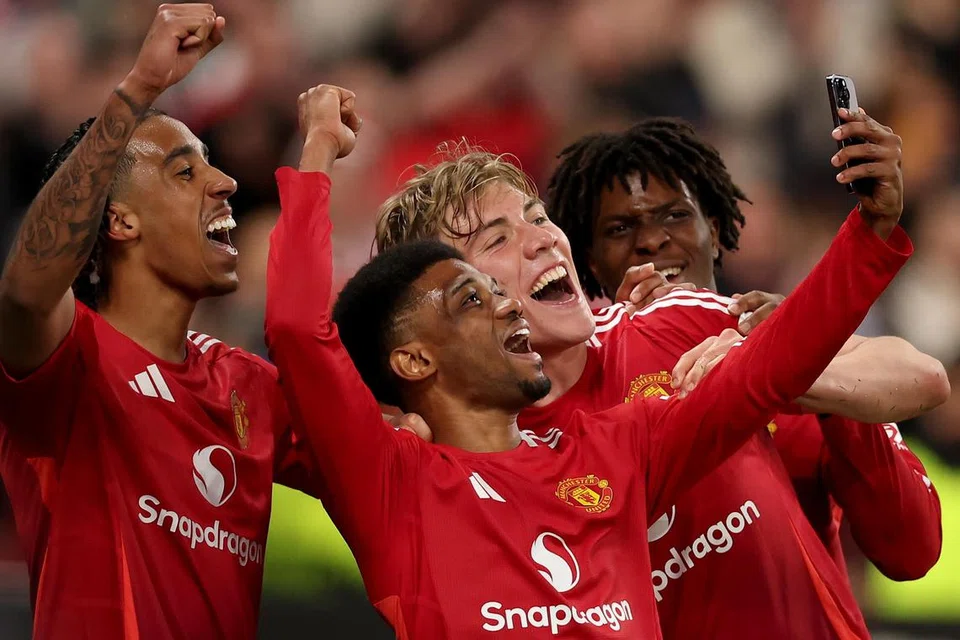Bakat muda Manchester United, Amad Diallo (dua dari kiri) mengambil swafoto bersama rakan sepasukan Leny Yoro (kiri), Rasmus Hojlund (dua dari kanan), memerlukan pemain berpengalaman untuk memastikan bakat dan pemikiran mereka diasah.