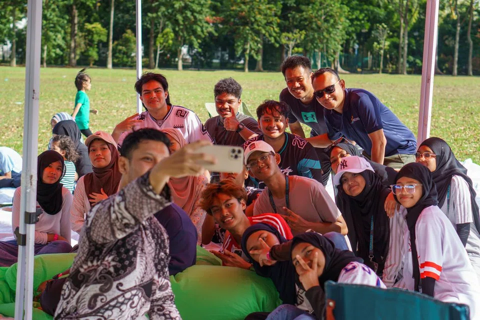 Mayor Majlis Pembangunan Masyarakat (CDC) South East, Encik Mohd Fahmi Aliman (berkaca mata hitam) bersama Pengasas Bersama Ohyeke, Encik Juffri Alui (mengambil swafoto) bersama sekumpulan peserta dan sukarelawan belia semasa acara LE-PARK pada 2 Mac.
