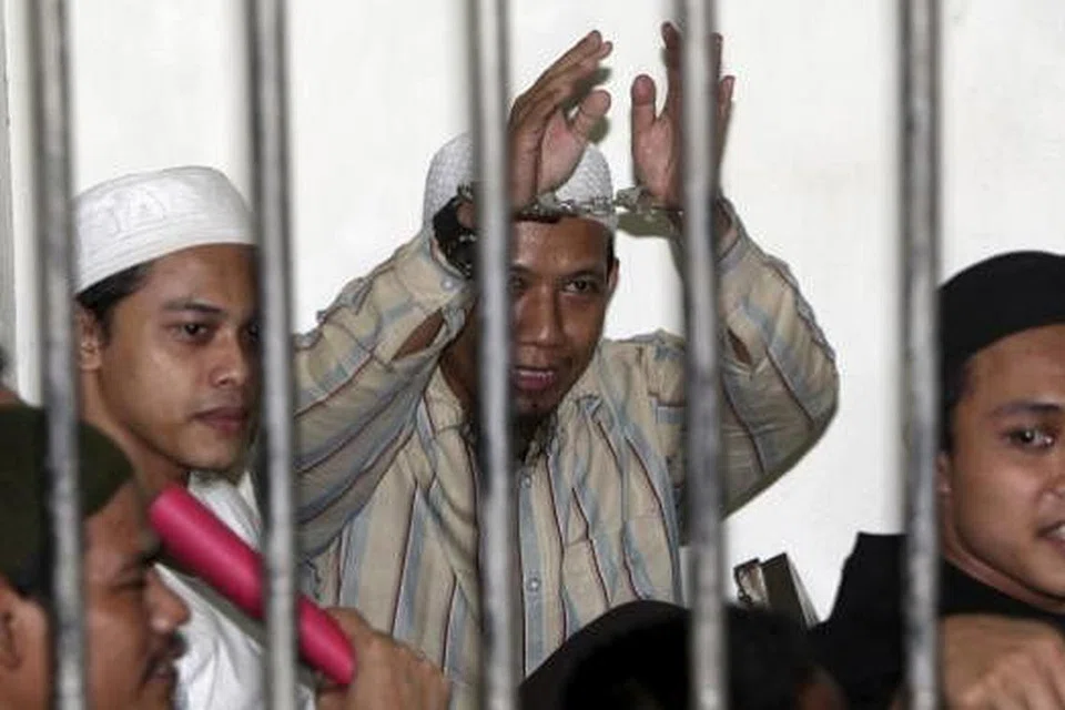 Polis sedang menyiasat apakah Aman (tengah), yang kelihatan dalam gambar fail ini dan dijadual dibebaskan pada Disember 2018, memainkan peranan dalam serangan pengganas di Jakarta pada 14 Jan lalu, yang menyebabkan lapan orang mati, termasuk empat penyerang. _ Gambar REUTERS 