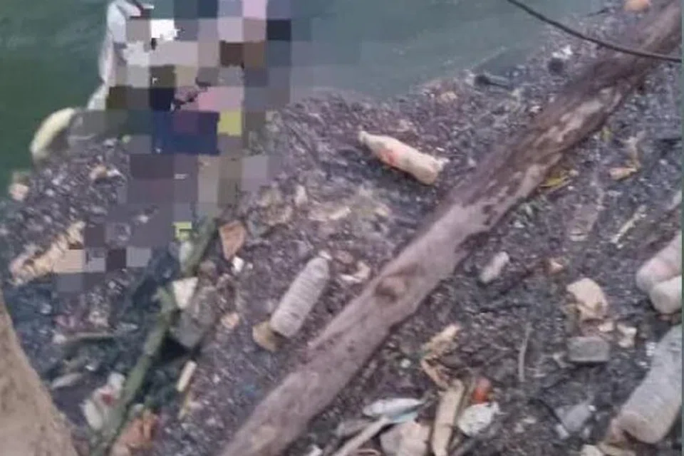 Mayat penyanyi yang juga ‘YouTuber’, Allahyarham Muhammad Nidza Afham Mokhtar (dikaburkan di dalam gambar kiri), ditemui di Sungai Klang, Selangor, berhampiran Jambatan Kota, pada 7 malam 14 Ogos, selepas beliau dilaporkan hilang sejak 13 Ogos. 