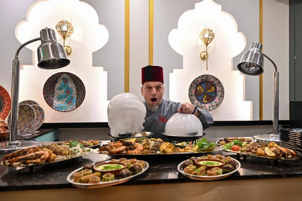 Tarboush hasil kerjasama, Cef Ammar Al Ali (gambar), dengan Village Hotel Bugis, restoran itu menyediakan hidangan Timur Tengah seperti ‘Mezze Platter’, ‘Mandi Lamb Shank’, ‘Mixed Grilled Kebab Platter’ dan ‘Saffron Mahalabia’. 