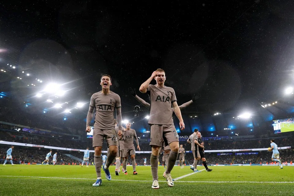 SEMANGAT JUANG: Penjaring gol Spurs, Dejan Kulusevski (depan, kanan), meraikan jaringan penting pasukannya yang menyamakan kedudukan 3-3 semasa bertemu Manchester City.