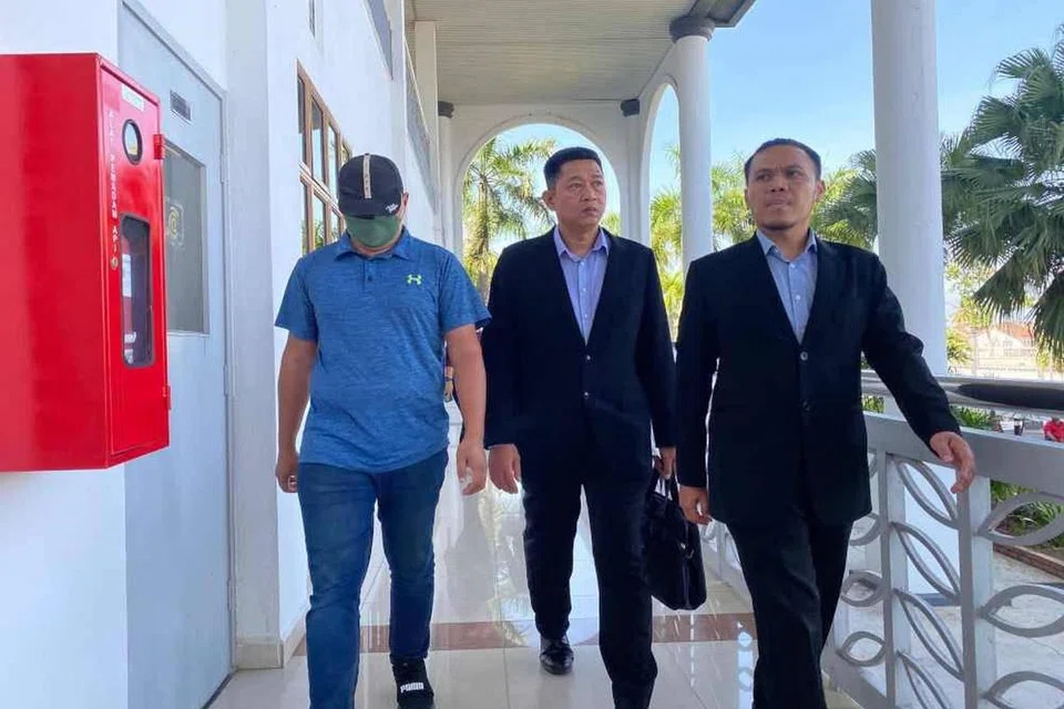 Pegawai polis berpangkat inspektor, Mohammad Kassim Mamas, 36 tahun (paling kiri) didakwa di Mahkamah Sesyen Alor Setar, Kedah, atas empat tuduhan meminta dan menerima wang suapan untuk tidak melaporkan satu kes kesalahan dadah pada 2021.