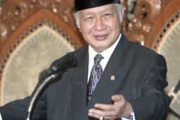 Presiden kedua Indonesia, Encik Suharto, yang memerintah selama 32 tahun kini kembali menjadi tumpuan apabila namanya diusul sebagai wira nasional. Namun, bagi ramai rakyat Indonesia, legasi Orde Baru masih menyimpan luka dari penindasan politik hingga pelanggaran hak asasi manusia yang belum pernah ditebus.