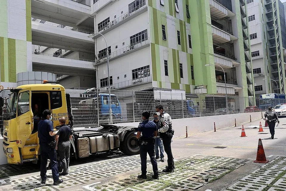 HARUS DIELAK: Seorang pekerja migran berusia 39 tahun meninggal dunia pada 27 April selepas digilis sebuah kepala jentolak di Yishun Industrial Street 1. Kehilangan satu jiwa sekalipun akibat kemalangan di tempat kerja adalah terlalu banyak. - Foto fail