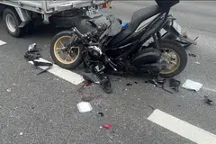 REMUK: Motosikal yang ditunggang  Encik Muhammad Nurhilmi rosak teruk akibat merempuh bahagian belakang lori yang terpaksa berhenti gara-gara perbuatan Eldaniz Ibishov, yang didakwa melompat keluar dari kenderaan yang dinaikinya. Encik Nurhilmi meninggal dunia di hospital kemudian.