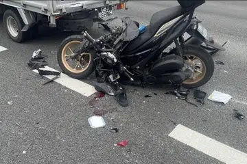 REMUK: Motosikal yang ditunggang  Encik Muhammad Nurhilmi rosak teruk akibat merempuh bahagian belakang lori yang terpaksa berhenti gara-gara perbuatan Eldaniz Ibishov, yang didakwa melompat keluar dari kenderaan yang dinaikinya. Encik Nurhilmi meninggal dunia di hospital kemudian.