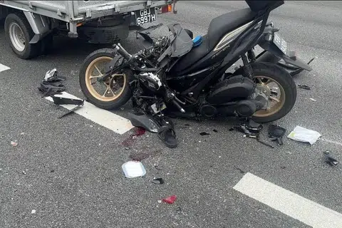 REMUK: Motosikal yang ditunggang  Encik Muhammad Nurhilmi rosak teruk akibat merempuh bahagian belakang lori yang terpaksa berhenti gara-gara perbuatan Eldaniz Ibishov, yang didakwa melompat keluar dari kenderaan yang dinaikinya. Encik Nurhilmi meninggal dunia di hospital kemudian.