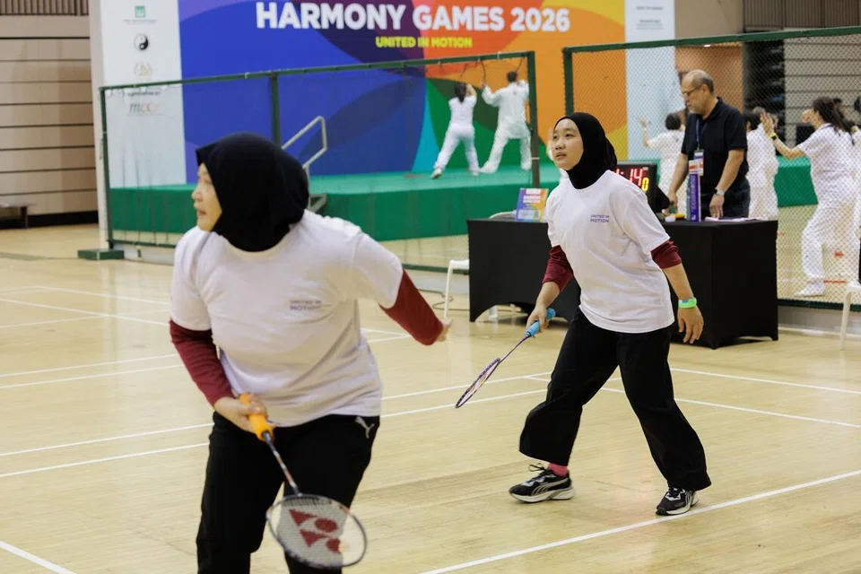 Cik Lily Ernawati (kiri) dan Cik Sofia Maharani (kanan) semasa pertandingan badminton.