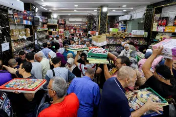Pelanggan membeli manisan buatan tangan di pasar jalanan di Kahirah, Mesir, pada 27 Ogos 2025. Suasana pasar tradisional ini mencerminkan kehidupan harian rakyat Mesir di tengah-tengah tekanan ekonomi yang semakin meningkat.