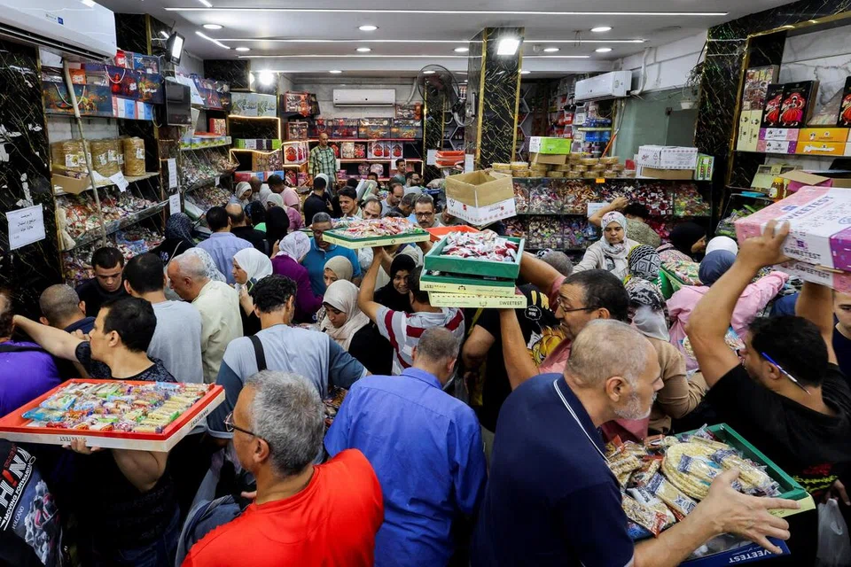 Pelanggan membeli manisan buatan tangan di pasar jalanan di Kahirah, Mesir, pada 27 Ogos 2025. Suasana pasar tradisional ini mencerminkan kehidupan harian rakyat Mesir di tengah-tengah tekanan ekonomi yang semakin meningkat.