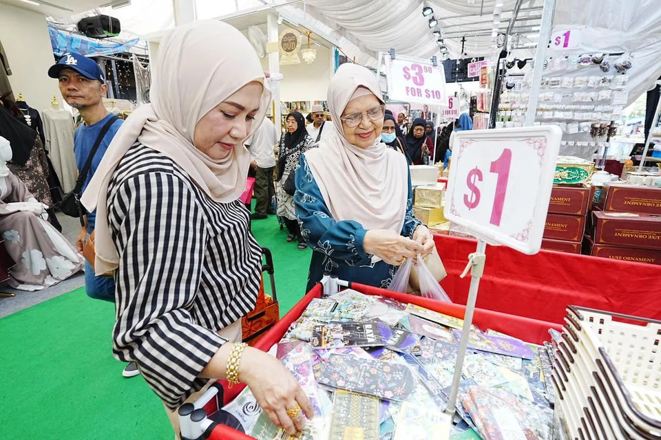 Sepanjang Ramadan ini, terdapat banyak ‘tawaran’ di sana sini bagi membantu masyarakat membuat persiapan menyambut Lebaran.